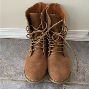 Hardly worn, super cute tan coloured ankle booties size 38